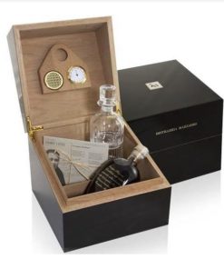 Cofanetto Marzadro 70°
Anniversario con grappa invecchiata 
20 anni . 
cl 50